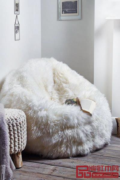 如今款式多样的懒人沙发,前身是萨科著名的豆袋椅,早在1968年,它就以可随处移动、贴合人体的多形态见证了对轻和舒适的追求 如今款式多样的懒人沙发,前身是萨科著名的豆袋椅,早在1968年,它就以可随处移动、贴合人体的多形态见证了对轻和舒适的追求